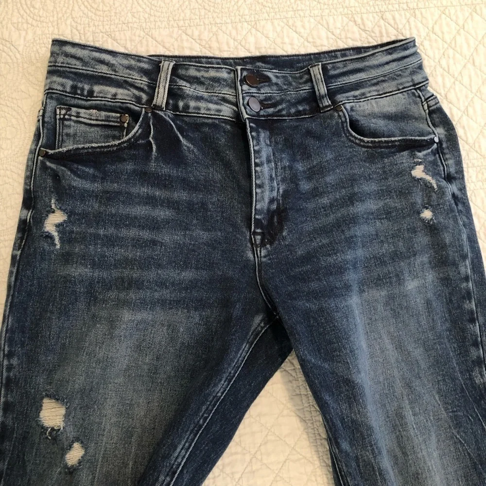 Petra 153 distressed classic boot cut jeans. Size waist 32.